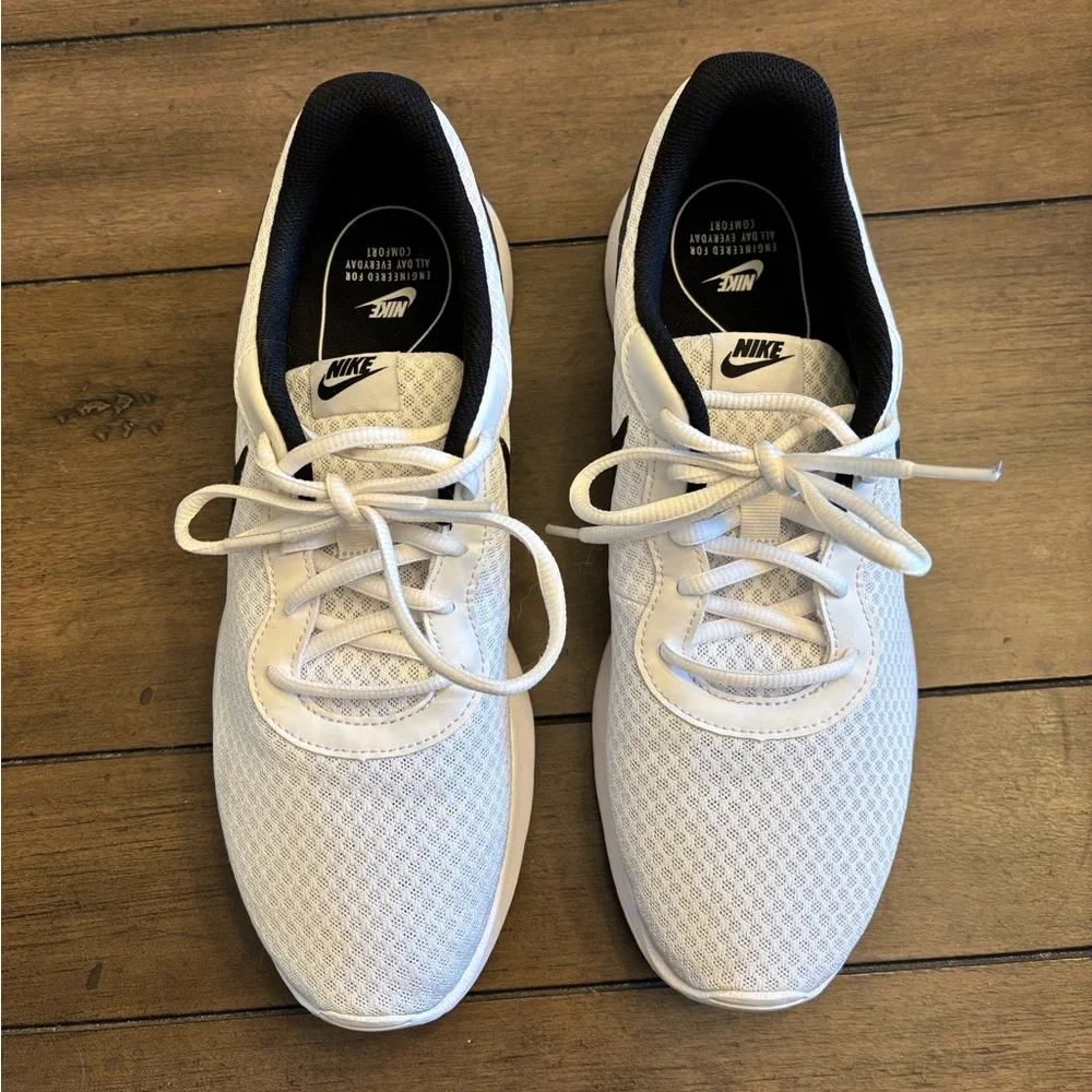 Nike Tanjun Men’s White and Black Sneakers - Picture 2 of 6